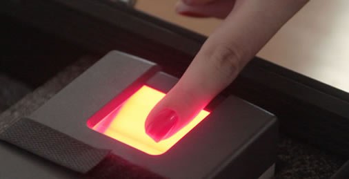 Recadastramento biométrico Dedo sendo lido por urna biométrica.