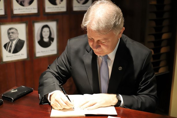 O lançamento aconteceu em concorrida sessão de autógrafos no Centro Cultural da Justiça Eleitora...