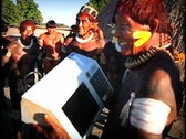 Índios segurando urna eletrônica no documentário sobre eleições 2006.