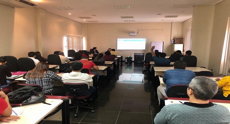 A apresentação aconteceu na sede do tribunal e contou com a presença de membros partidários. 