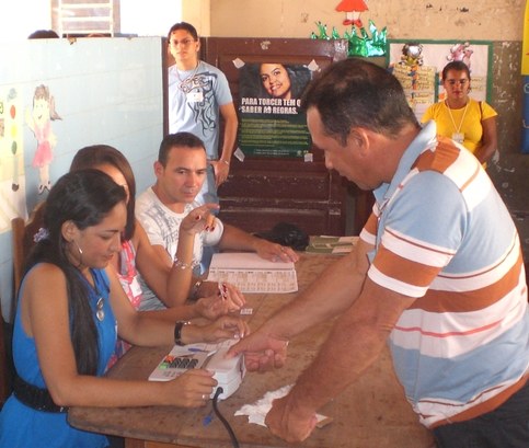 TRE-PA - Eleitores votando em eleição biométrica Eleitor do Pará votando em eleição biométrica.