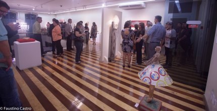 Foto da exposição "Arte e design na Estética do cotidiano", com obras do colecionador Milton Kan...