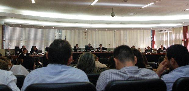 Sessão administrativa e de julgamento