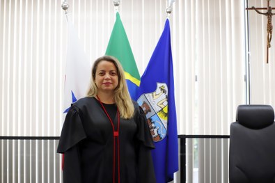 Foto da Juiza Carina Sena