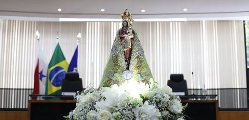 Imagem de Nossa Senhora de Nazaré visita prédio-sede do TRE A Santa foi recebida com honras de chefe de Estado pela presidente do Tribunal, a desembargadora...