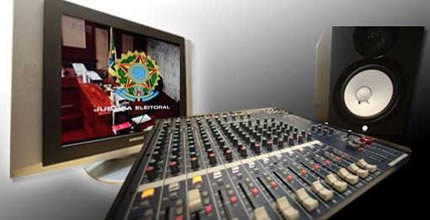 Rádio e TV Imagem composta de televisão, mesa de som e caixa acústica