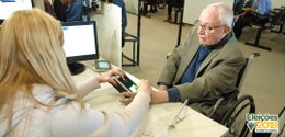 Sr. Rocha, mesário mais antigo do Brasil, fazendo a biometria em 2011.