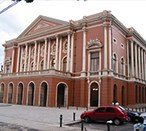 Teatro municipal neoclássico e centenário que apresenta grandes produções cênicas, de música eru...