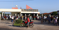 População de Barcarena faz fila na frente do Cartório Eleitoral da cidade para fazer recadastram...