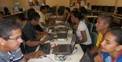 Servidores da Justiça Eleitoral atendendo a população pelo programa "Posto Itinerante"