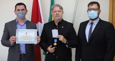 Desembargador Leonam Gondim da Cruz Júnior é homenageado com a Medalha Notarial Zeno Veloso.